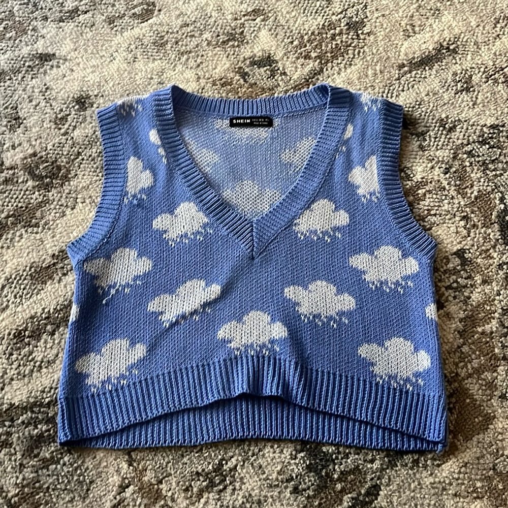 SHEIN size small cropped sweater vest with rain clouds 🌧️🌧️